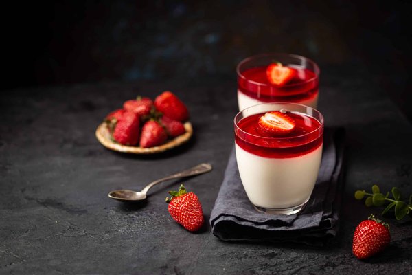 Quels sont les pas à pas pour une panna cotta végétale au lait d'amande et coulis de fruits rouges?